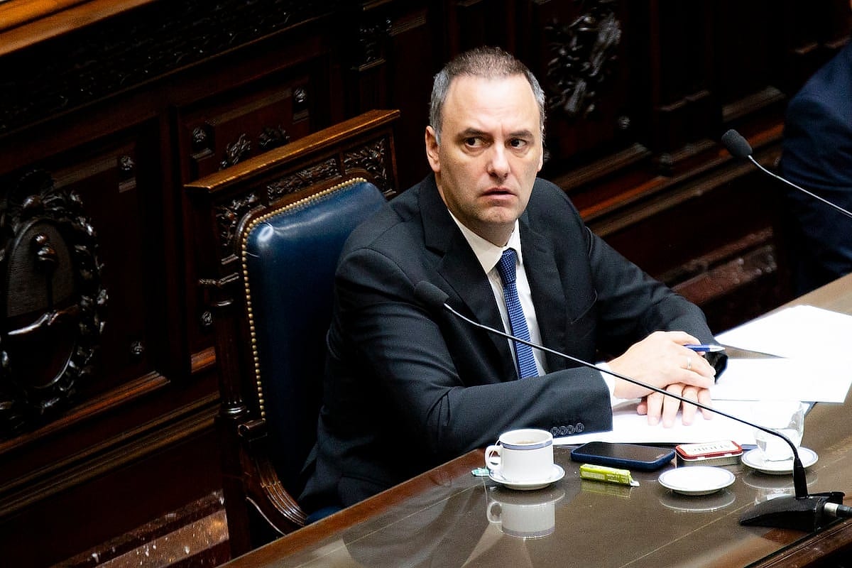 Acusan a Manuel Adorni de ocultar medio millón de dólares al fisco; él lo niega ante el Congreso