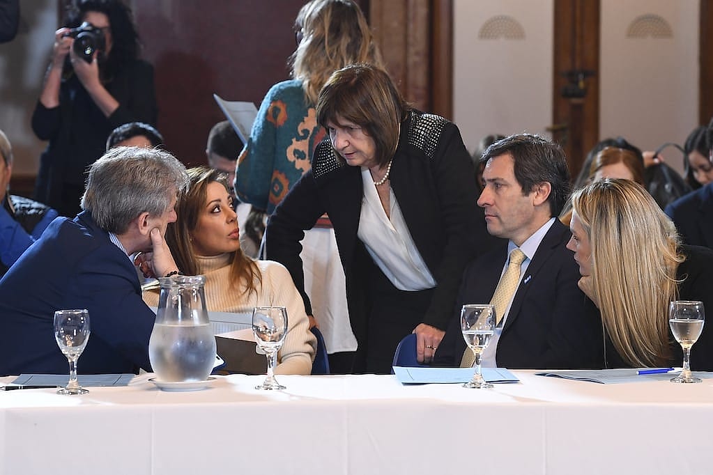 Los aliados del Gobierno redoblan la presión en el Senado y piden la salida de Manuel Adorni