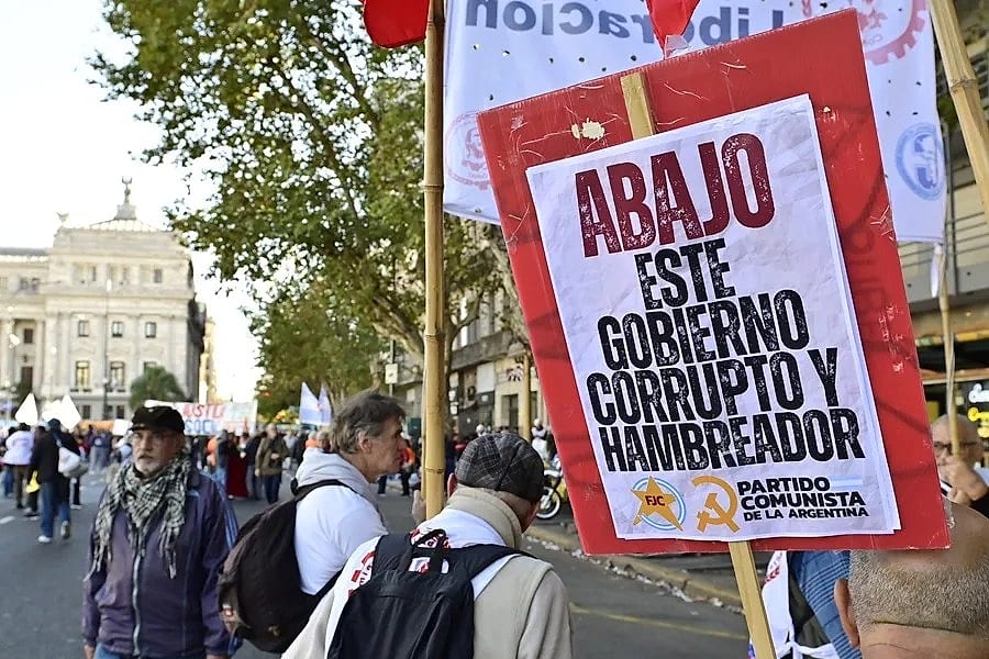 Manifestaciones frente al Congreso por episodios polémicos que rodean a Manuel Adorni