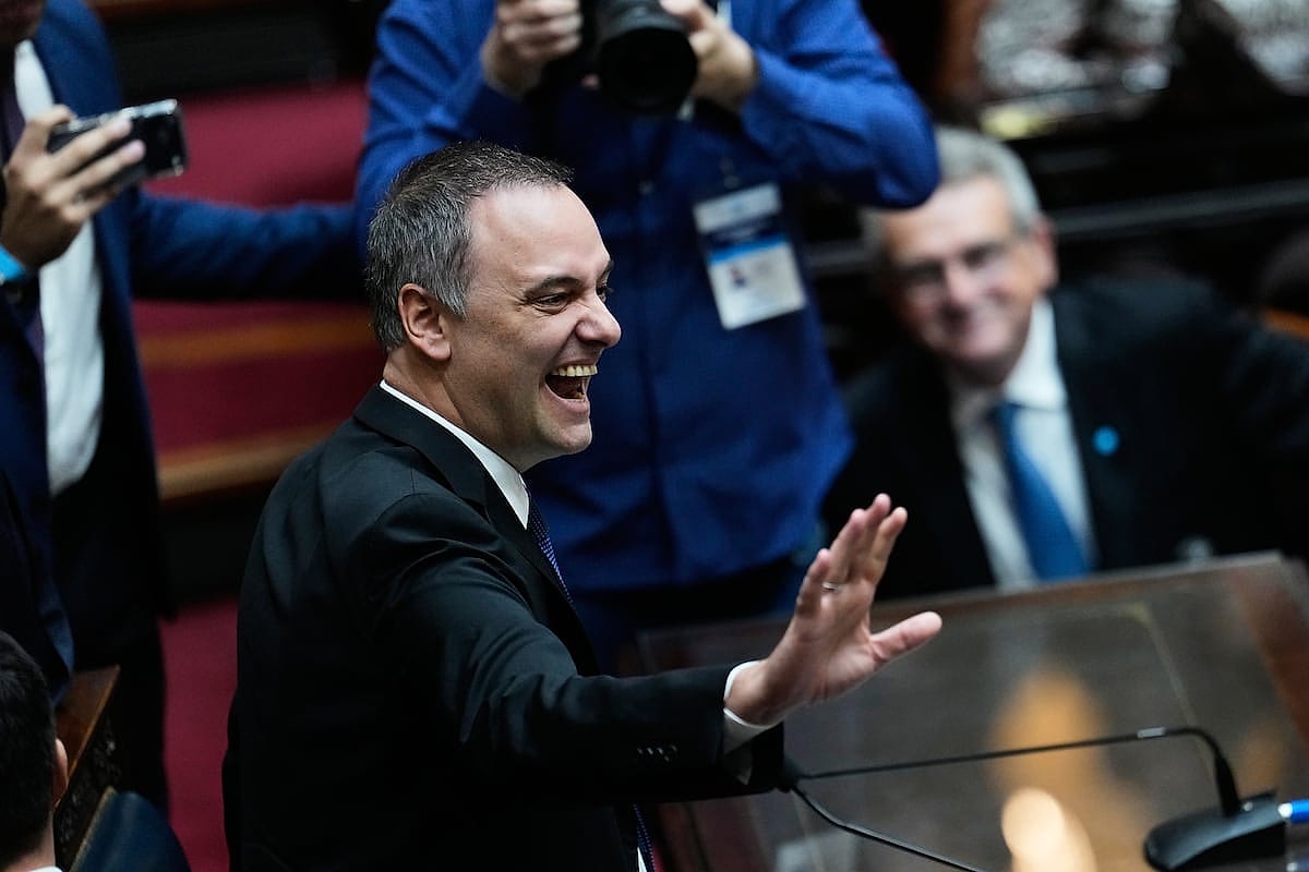 Milei arropa a su jefe de Gabinete, Manuel Adorni, sospechado de corrupción, ante un Congreso encendido