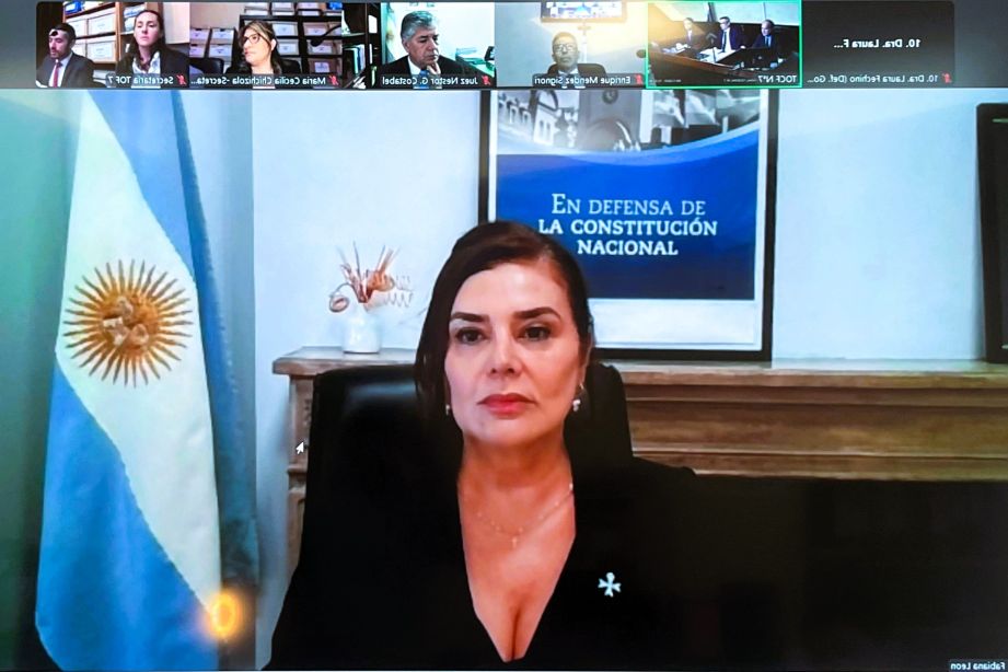 La fiscal general Fabiana León, durante la transmisión de la audiencia inicial del juicio de la causa Cuadernos. - Foto de archivo: captura de Zoom