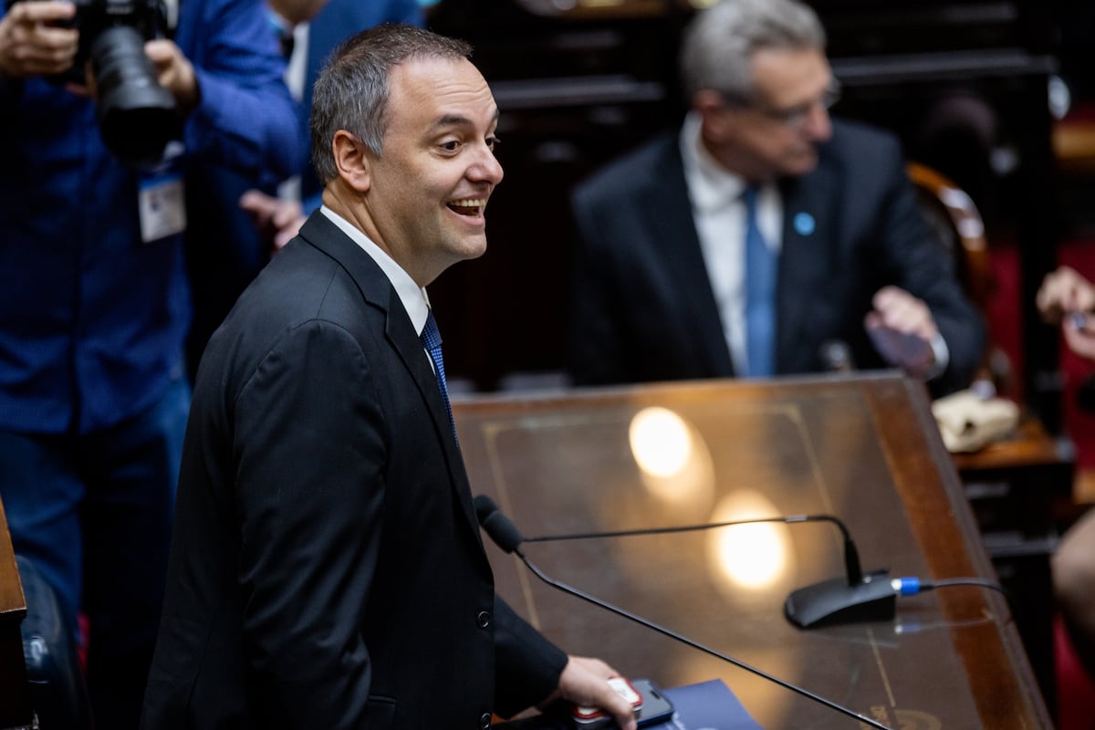 Los partidos aliados de Milei se dividen por la protección al jefe de Gabinete, investigado por corrupción | EL PAÍS Argentina