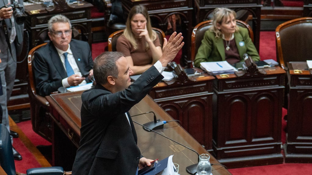 Duras críticas de la oposición al Gobierno por el caso Adorni: “No puede seguir sosteniendo la mentira” | TN