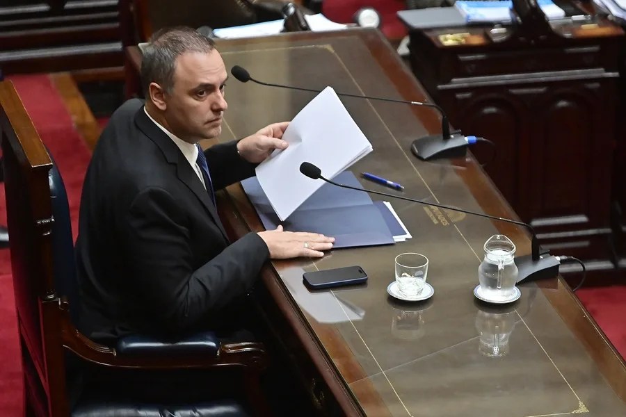 Manuel Adorni, jefe de Gabinete de Milei, renuncia tras meses de escándalos de corrupción en Argentina